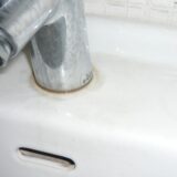 強い洗剤が、水まわりを傷めているかもしれません