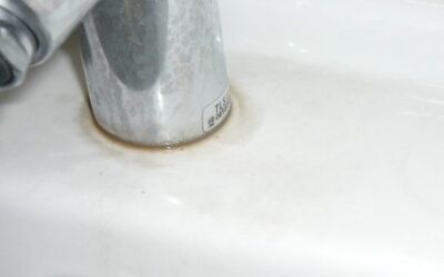 強い洗剤が、水まわりを傷めているかもしれません