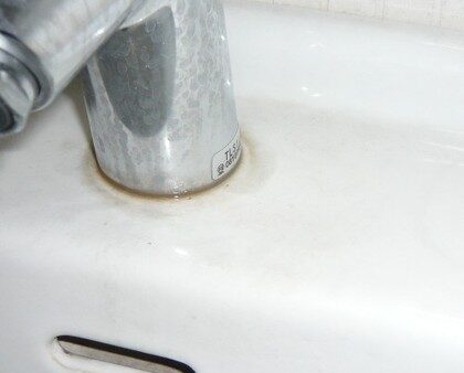 強い洗剤が、水まわりを傷めているかもしれません