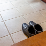 玄関タイルの黒ずみ・泥汚れはなぜ起こる？【郡山市】