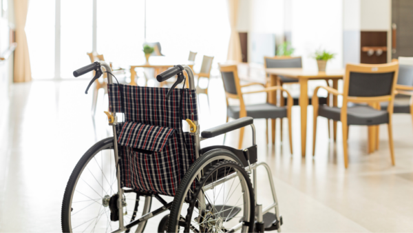 介護施設の床が滑る・臭いが取れない原因とは？ 転倒事故を防ぐフロア対策【九州エリア】