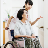 【介護施設の床対策】車いすのタイヤ跡が落ちない…原因と“再発させない”床コーティング術【郡山市】