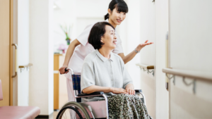 【介護施設の床対策】車いすのタイヤ跡が落ちない…原因と“再発させない”床コーティング術【郡山市】