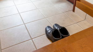 玄関タイルの黒ずみ・泥汚れはなぜ起こる?【郡山市】