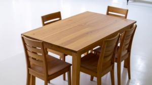 ダイニングテーブルを長く美しく保つ方法とは？傷・シミを防ぐテーブルコーティングの効果と専門施工の違い