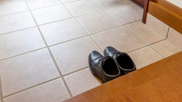 玄関タイルの黒ずみ・泥汚れはなぜ起こる？【郡山市】