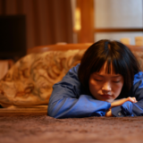 春にこたつを片付けたら床に四角い跡…ホットカーペットのベタつき・跡残りを防ぐ方法【郡山市】