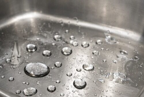 「水が弾くシンクへ。ステンレスを守る最新コーティングの効果とは？」