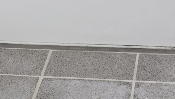 お風呂の床の白い汚れは何が原因？落とし方と再発防止を徹底解説｜下関エリアで浴室をきれいに保つ方法