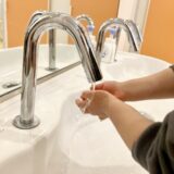 「毎日ゴシゴシ」はもう卒業。保育園の水回りを清潔に保つ、プロのコーティング術