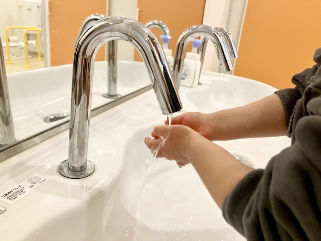 「毎日ゴシゴシ」はもう卒業。保育園の水回りを清潔に保つ、プロのコーティング術