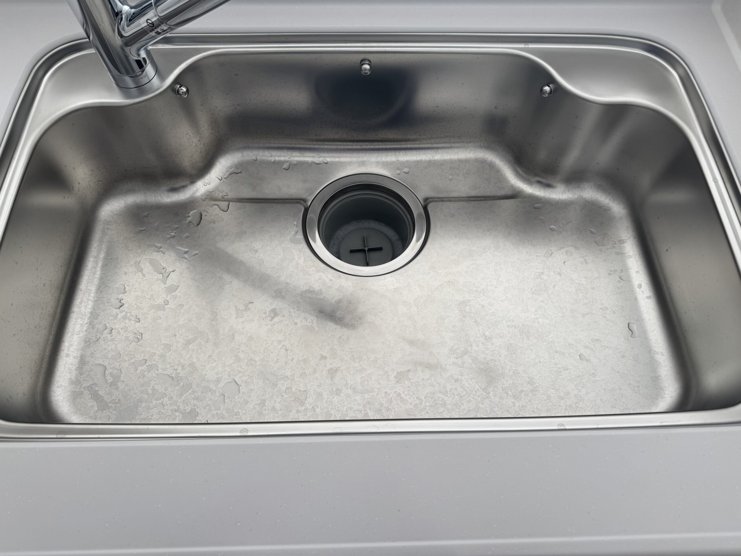 新築半年でシンクが水垢まみれ…その原因と解決策