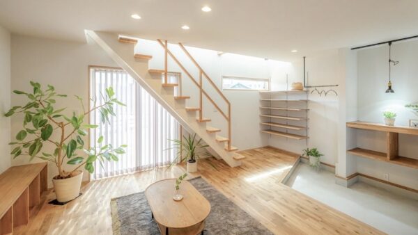 【家具のカビ防止】大切な木製家具・ソファをカビから守る！プロが教える予防策と防カビコーティング術