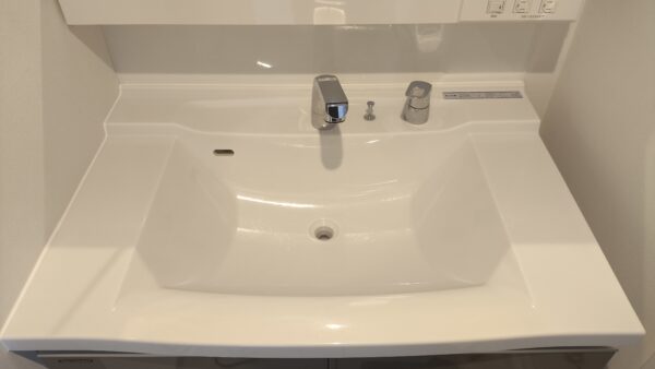 【洗面台の水垢が落ちない…】白い汚れの原因と対策