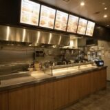 【飲食店の低評価口コミを減らしたい】油汚れ・ベタつき対策を“掃除だけ”に任せない方法